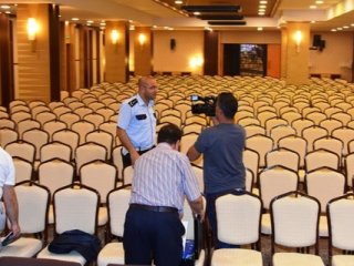 Boş sandalyeler Antalya'da Emniyet Müdür Yardımcısı'nı kızdırdı