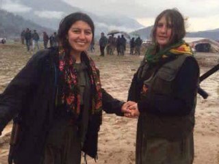 Kırmızı fularlı teröristin annesi: Deniz Rakka'dır