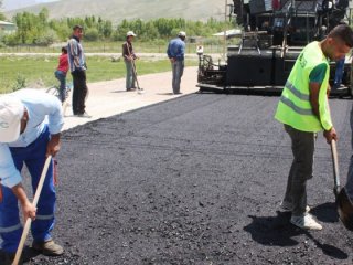 130 derece sıcağın başında oruç tutuyorlar