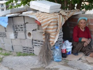 Kümesi andıran 2 metrekarelik yerde yaşıyor
