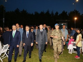 Erdoğan ve Gül tugayda birlikte iftar yaptı