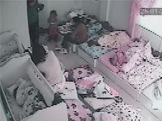 Kreşte rezalet! 2,5 yaşındaki kıza dayak kamerada