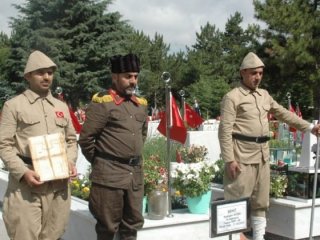 Mezarının başında böyle beklediler!