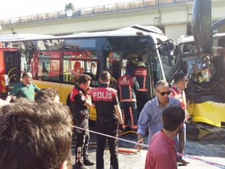 İki metrobüs kafa kafaya çarpıştı!