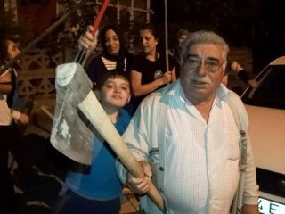 Tuvalet sapığı! Mahalleliden baltalı nöbet