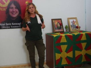 Kırmızı fularlı teröristin annesi terörü övüyor