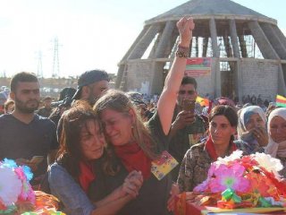 'Kırmızı fularlı kız' terörist mezarlığında!