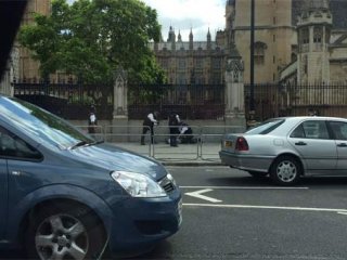 Londra'da silah sesleri! Parlamento kapatıldı