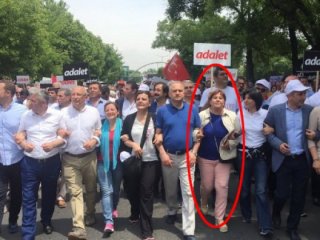 Yüzsüzlük diz boyu! O da 'adalet' için yürüdü