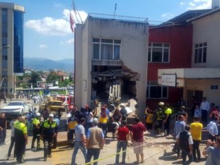 Ekipler alarmda! Sağlık ocağına vinç girdi