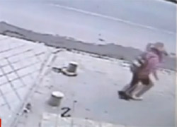Yer yarıldı içine girdi!