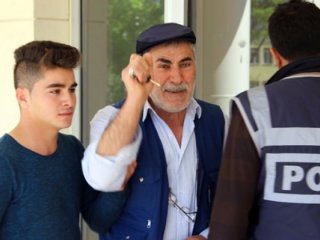 Oğlu sınava geç kaldı, kapıları yumrukladı