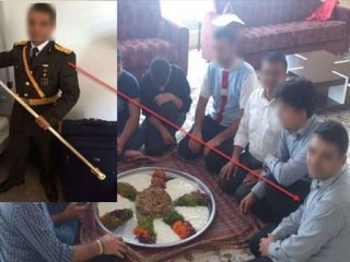 Maklube sofrasında bir üniformalı