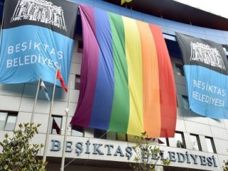 Beşiktaş Belediyesi, binasına LGBTİ bayrağı astı