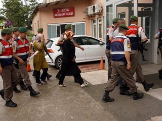 Eşleri kaçmış! FETÖ'cü doktorlar yakalandı