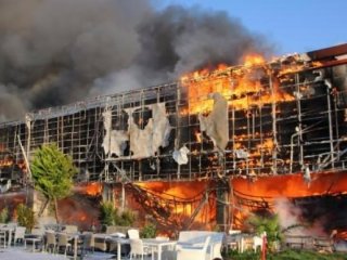 AVM'de büyük yangın! İtfaiye müdahale ediyor!