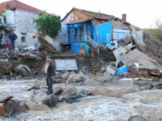 Mescit alanı meyhane oldu! Felaketten kurtulamıyor