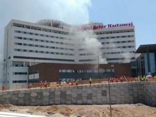 Şehir hastanesinde yangın! Çatıda mahsur kaldılar