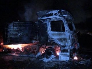 PKK’lı teröristler yol kesip araç yaktı