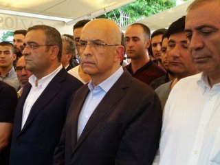 Cezaevinden çıktı! Cenazeye katıldı