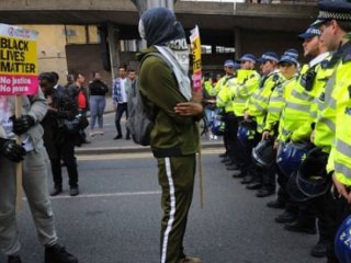 Londra'da halk ayaklandı