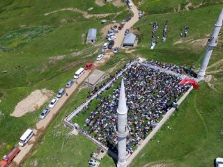 Bu caminin ne kubbesi ne çatısı var!
