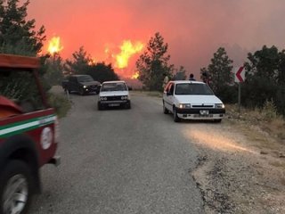 Arkalarına bakmadan kaçıyorlar!