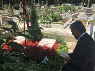 Abdullah Gül şehit Erol Olçok'un kabrinde dua etti