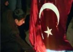 Şerefsizler Türk bayrağı yaktı!