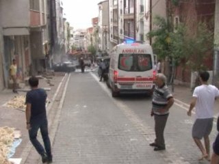 İstanbul'da cinnet! Arabayı ateşe verip, çatıya çıktı