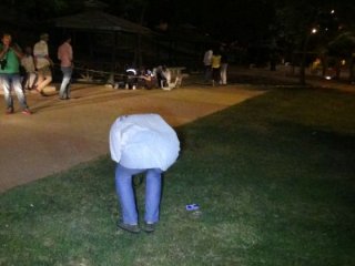 Parkta oturanlara ateş edildi