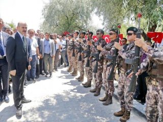 Karşılama mangasında dikkat çeken ayrıntı!