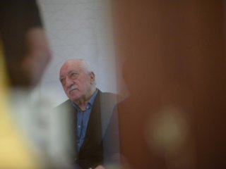 Gülen ayaklarını sürüyerek yürüyor