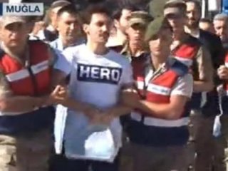 Yüzsüzlükte son nokta! Duruşmaya bu tişörtle geldi