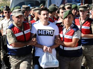 Darbecinin 'Hero' tişörtüne soruşturma