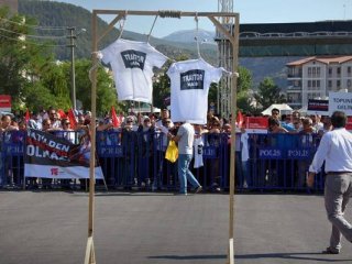 'Hero'ya karşı 'traitor' tişörtü