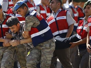 Darbeciler mahkemeye giderken olay çıkardı