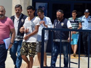 '15 Temmuz' afişi yırtanlar tutuklandı