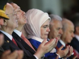 Erdoğan Meclis'teki duaya böyle eşlik etti