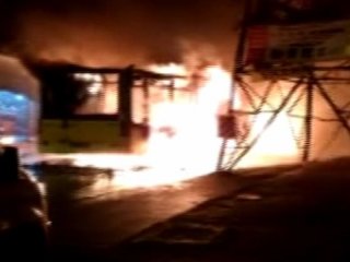 Yolcu otobüsünü durdurup ateşe verdiler