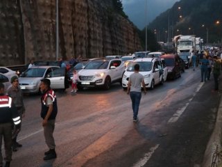 Tem Otoyolu'nda feci kaza! Hepsi yola saçıldı