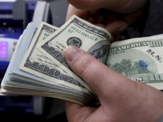 Dolar 10 ayın düşüğüne yakın seviyelerde tutundu