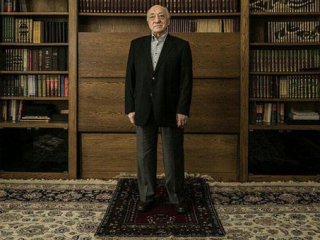 Niye ayakkabısıyla seccadeye basıyor?