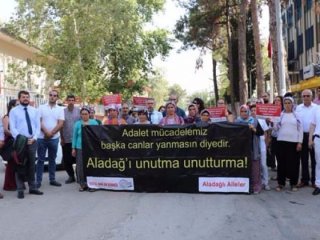 Mahkemeye götürülürken bir anda döndü ve.. Ne çekiyorsun? Terörist mi var?