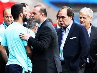 Olay sözler! Arda Turan'ı yumrukladı