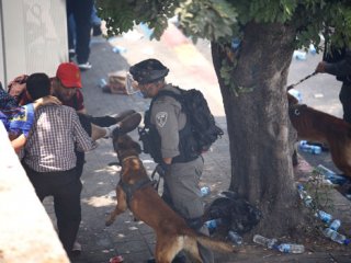 İsrail polisi Mescid-i Aksa'ya çıkan yollarda cemaate saldırdı