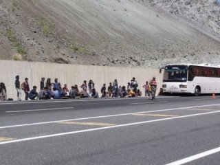 Asker arızalanan otobüste yakaladı! Tam 103 kişi