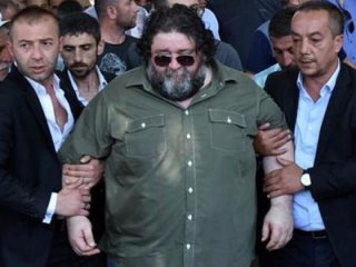 Polis gözetiminde geldi! İki oğlunu toprağa verdi