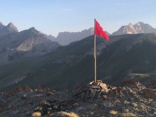 9 terörist öldürüldü! Tepeye Türk bayrağı dikildi