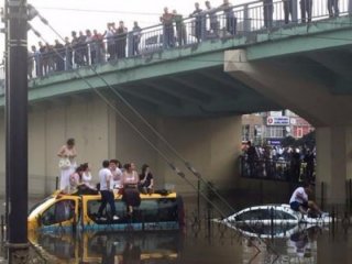 Sular altında kalan minibüsçü bir de para topladı